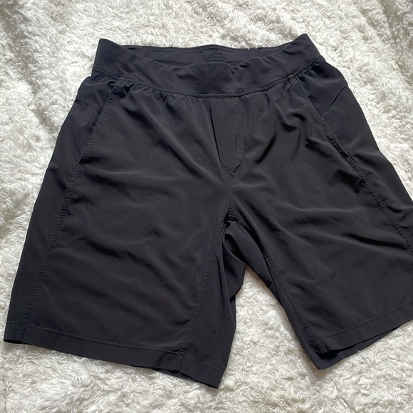Lululemon Men's Black Athletic Shorts - Picture 6 of 8